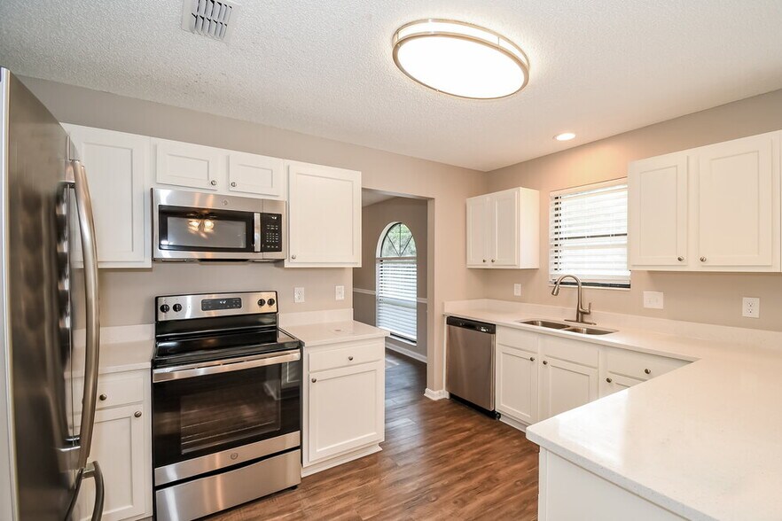 Building Photo - 1464 Rose Hill Dr W