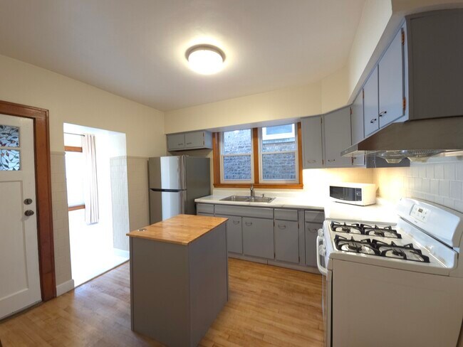 Building Photo - 1630 W 38th Pl