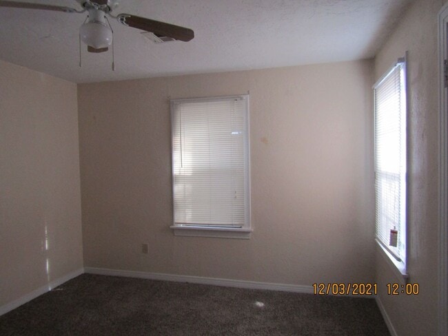 Building Photo - Charming house located close to Ft. Sill!