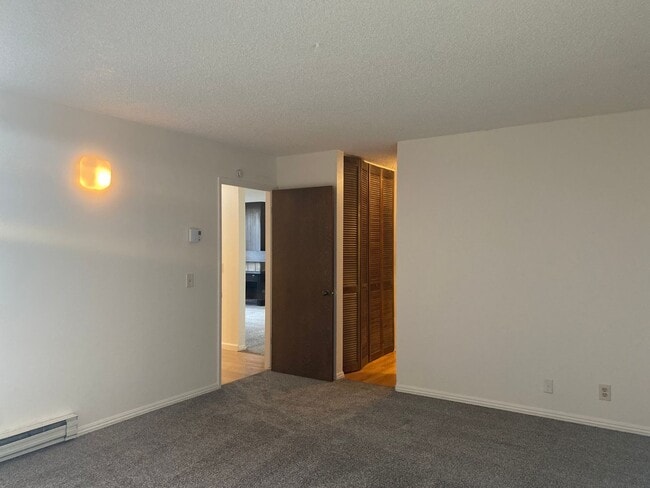 Building Photo - 2101 Shoreline Dr