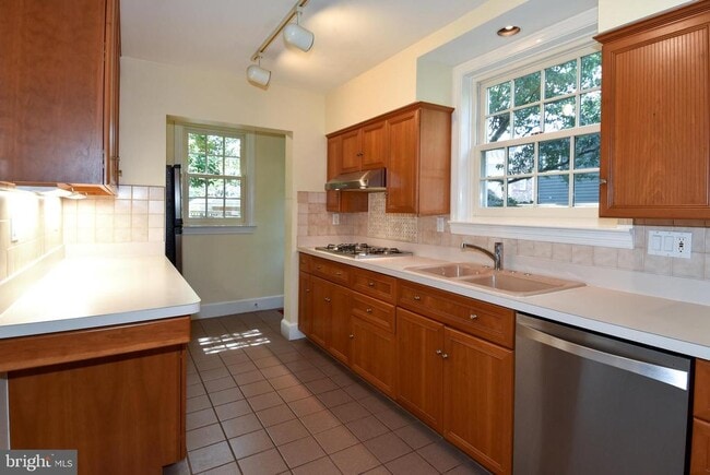 Building Photo - 510 N Nelson St