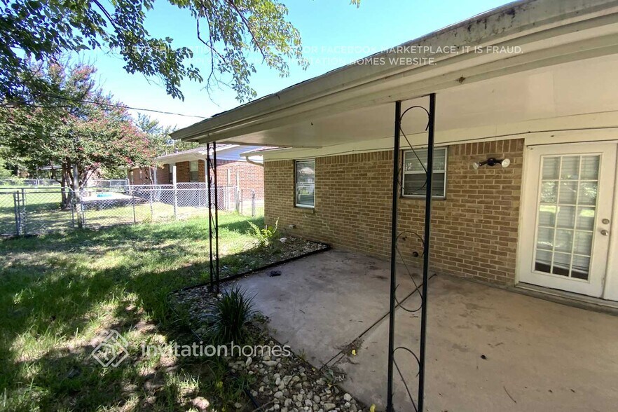Building Photo - 549 NW Chisholm St