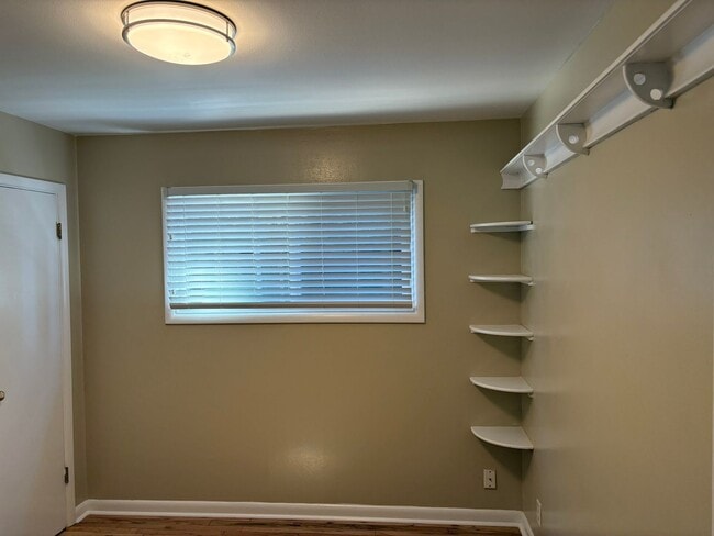 Building Photo - 3 bedroom/1 bath home with additional deta...