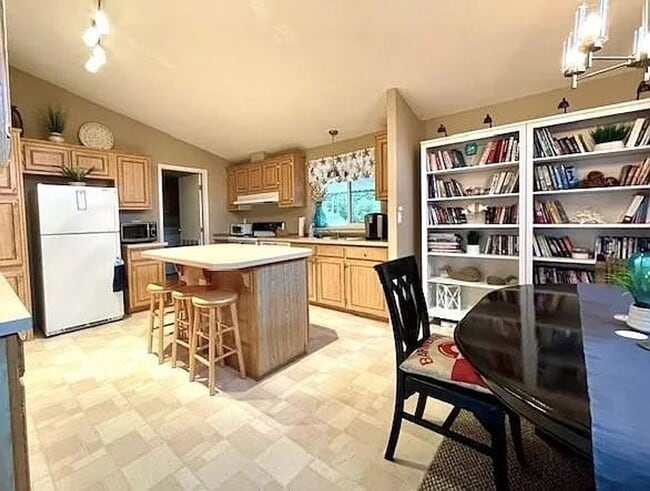 Building Photo - PENDING 3 Bdrm, 2 Bath Furnished Home in O...