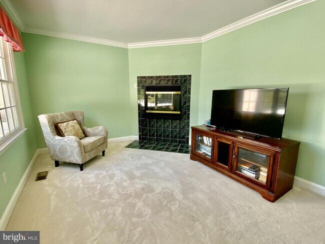 Building Photo - 513 Doral Cir