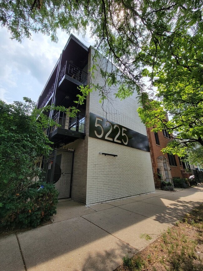 Primary Photo - 5225 N Ashland Ave