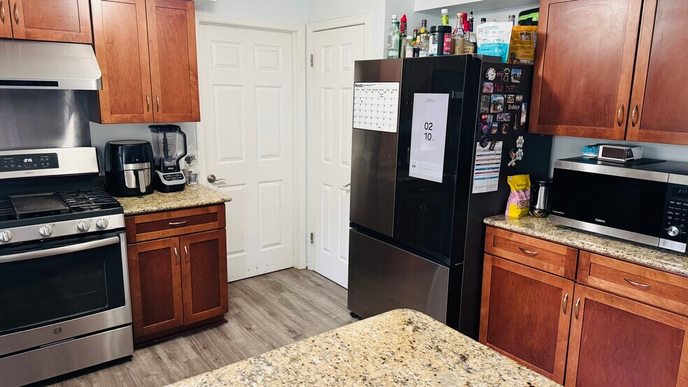 Building Photo - W174N5125 Mulberry Ln