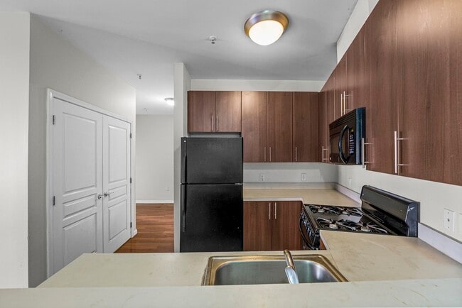 Building Photo - 845 Newark Ave