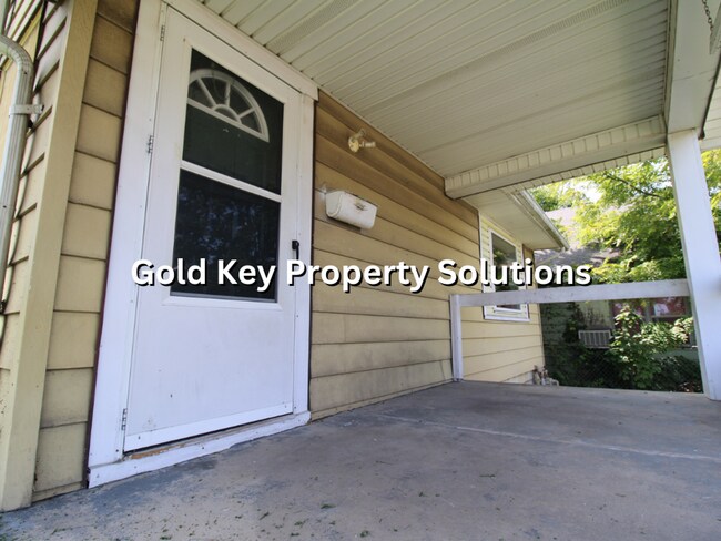 Building Photo - Spacious 2 BR 1 BA House with Dining Room ...