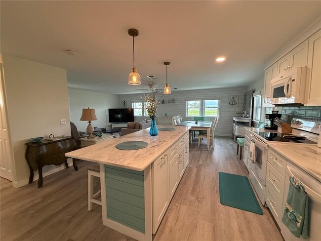 Building Photo - 637 Los Altos