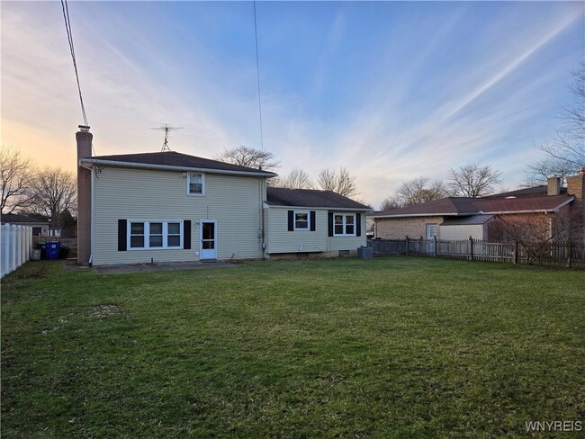 Building Photo - 161 Foxpoint W