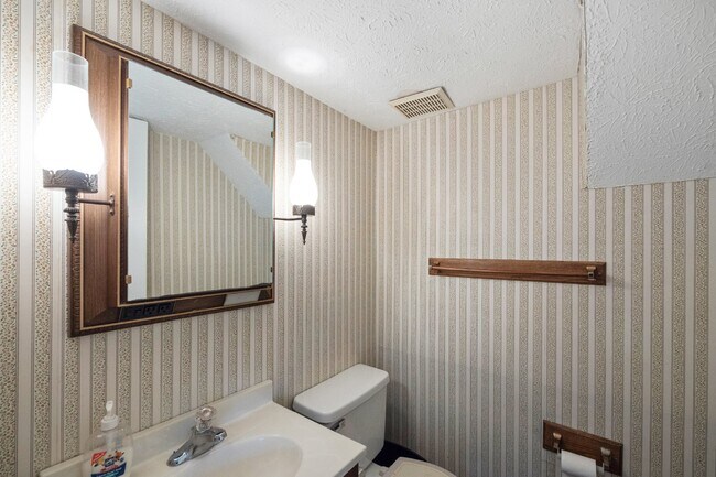 Building Photo - This beautiful well kept single-family hom...