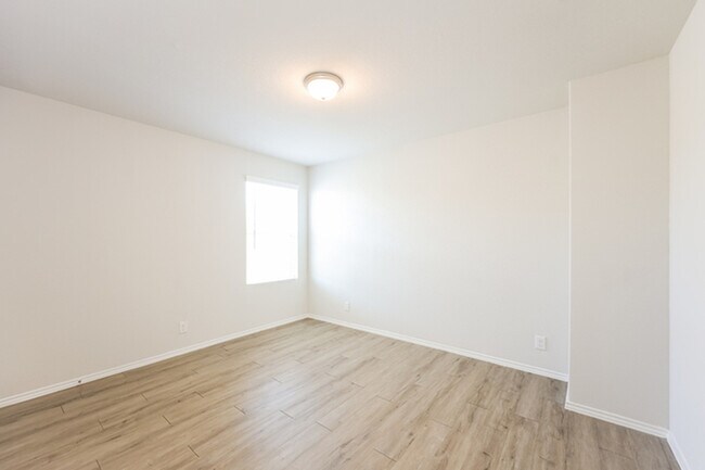 Building Photo - 3639 Somers Crest