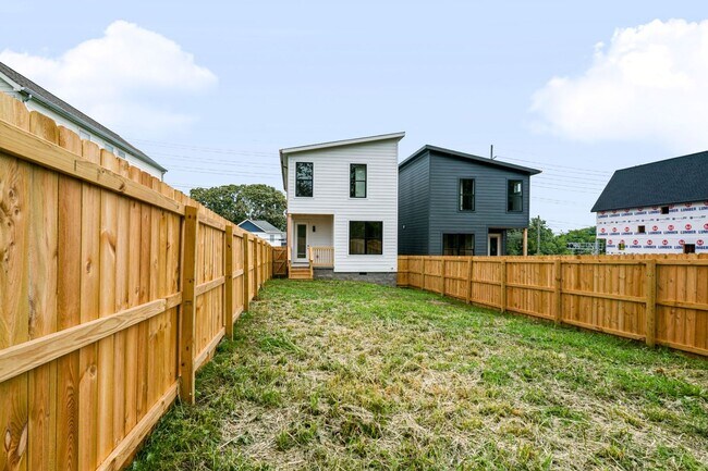 Building Photo - Modern Living & Downtown Skyline Views!