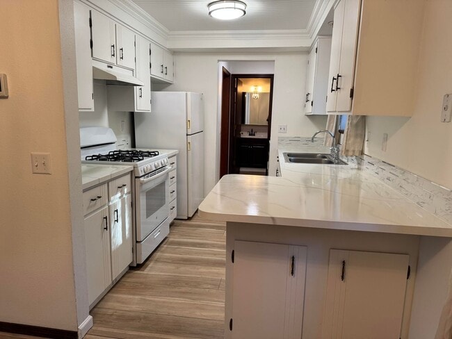 Building Photo - 3 bedroom 2 bathroom duplex in South Eugene!