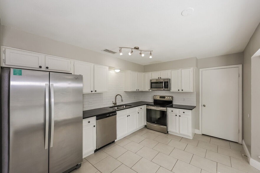 Building Photo - 7051 S Meadow Dr E