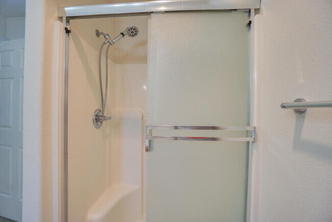 Building Photo - BEAUTIFUL THREE BEDROOM HOME IN VANCOUVER