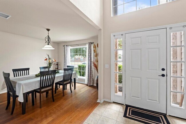 Building Photo - 525 Golden Creek Dr