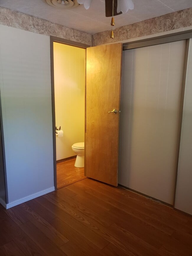 Building Photo - Adorable 2 bed / 1.5 bath with 1 car garage