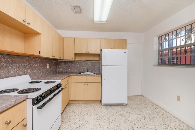 Building Photo - 3076 SW 17th St