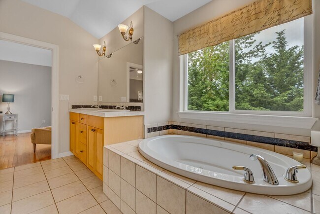 Building Photo - Stunning, spacious 4-bdrm/4-bath in Tigard. Fireplace, massive decks, next to nature