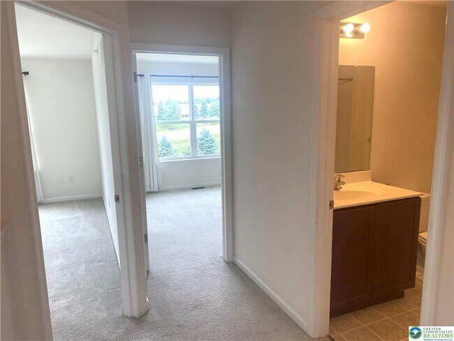 Building Photo - 985 King Way