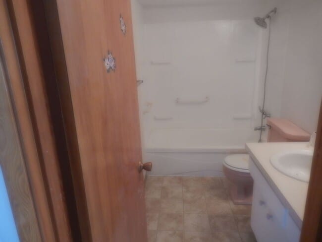 Building Photo - Renovated apartment for Rent