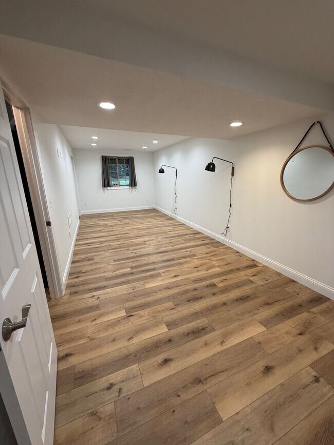 Building Photo - 4 BED 3 1/2 BATH HOUSE