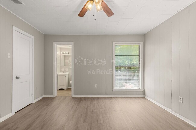 Building Photo - 1801 Reuter Ave