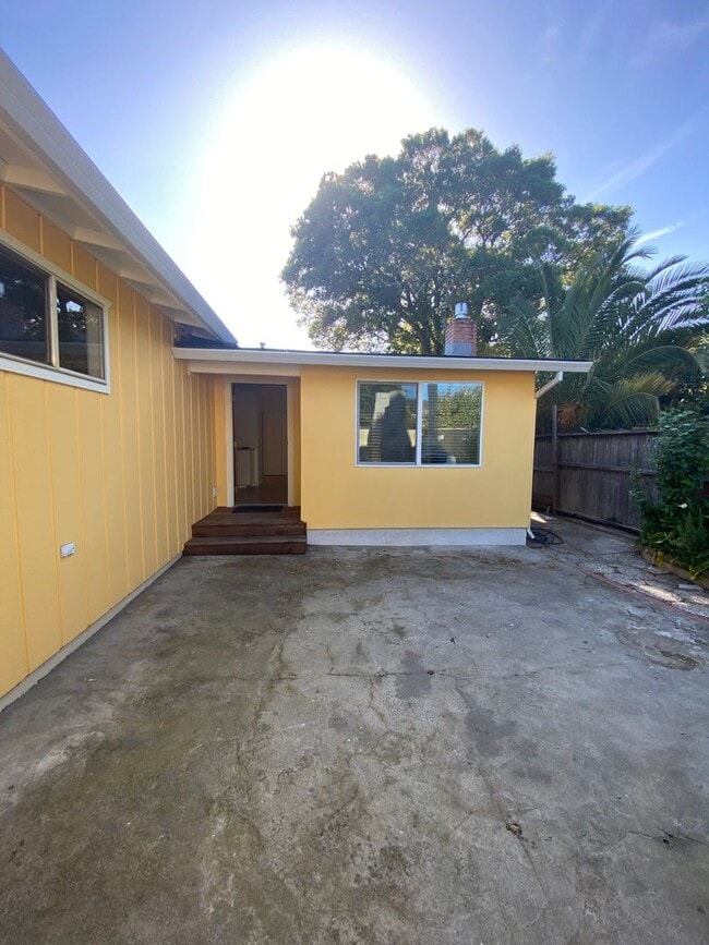 Building Photo - Bright & Cheery 2 Bedroom Home