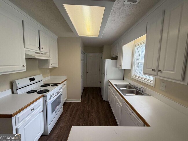 Building Photo - 211 Ravenwood Ct