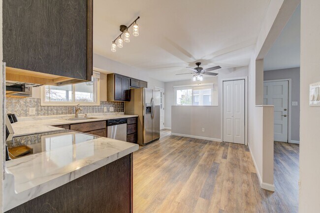 Building Photo - Pet Friendly, Renovated Home in Fox School District