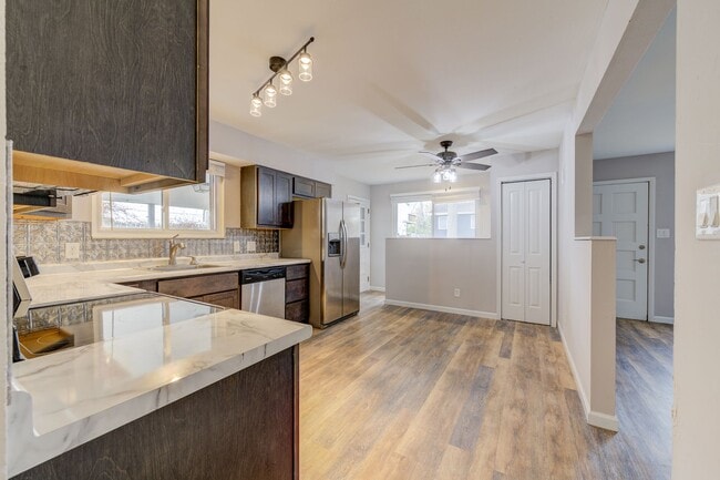 Building Photo - Pet Friendly, Single Family Renovated Home in Fox School District