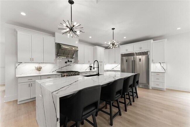 Building Photo - 151 S Pointe Dr