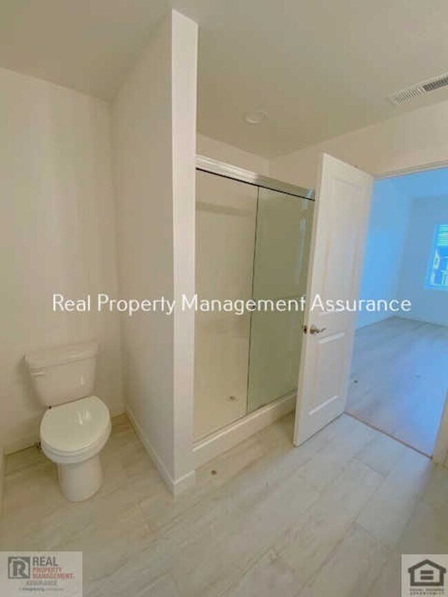 Building Photo - Modern 3 Bedroom Duplex With Garage!!