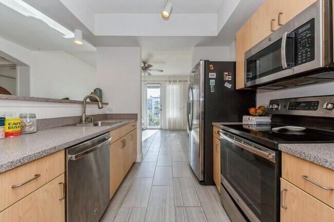 Building Photo - 533 NE 3rd Ave