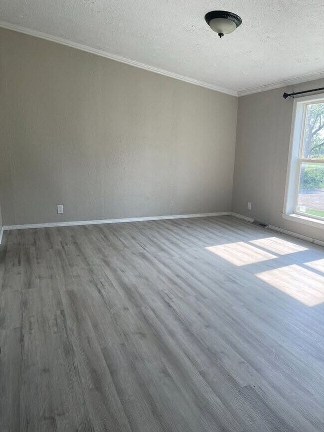 Building Photo - Remodeled Home - Exeter