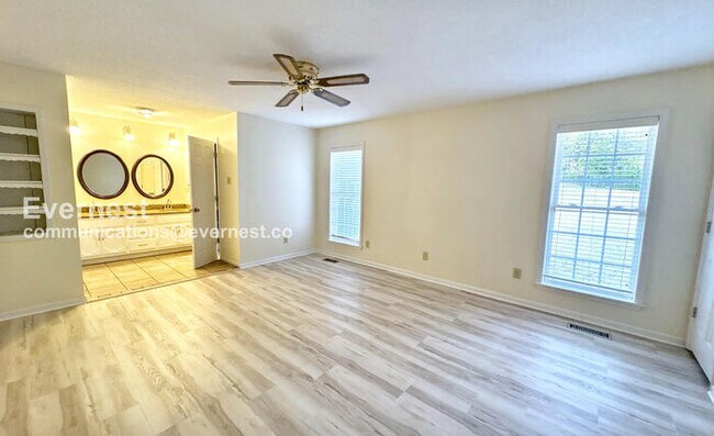 Building Photo - 3 Bed/2 Bath Home with Fenced Yard & Garage / Available Now!