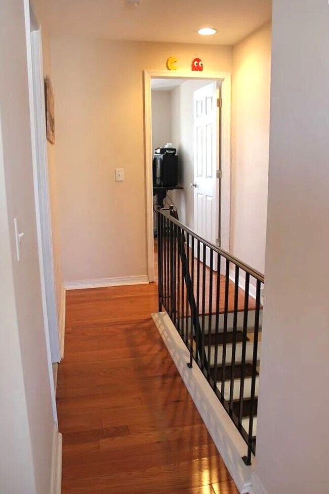 Building Photo - Gorgeous 2-Bedroom Townhome in the Heart o...