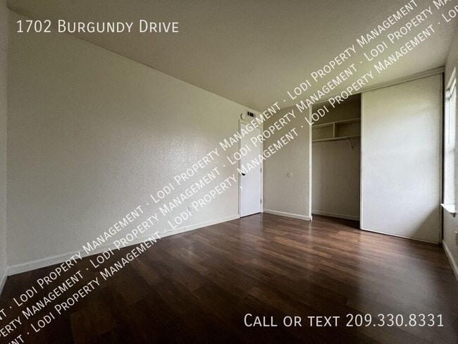 Building Photo - 1702 Burgundy Dr