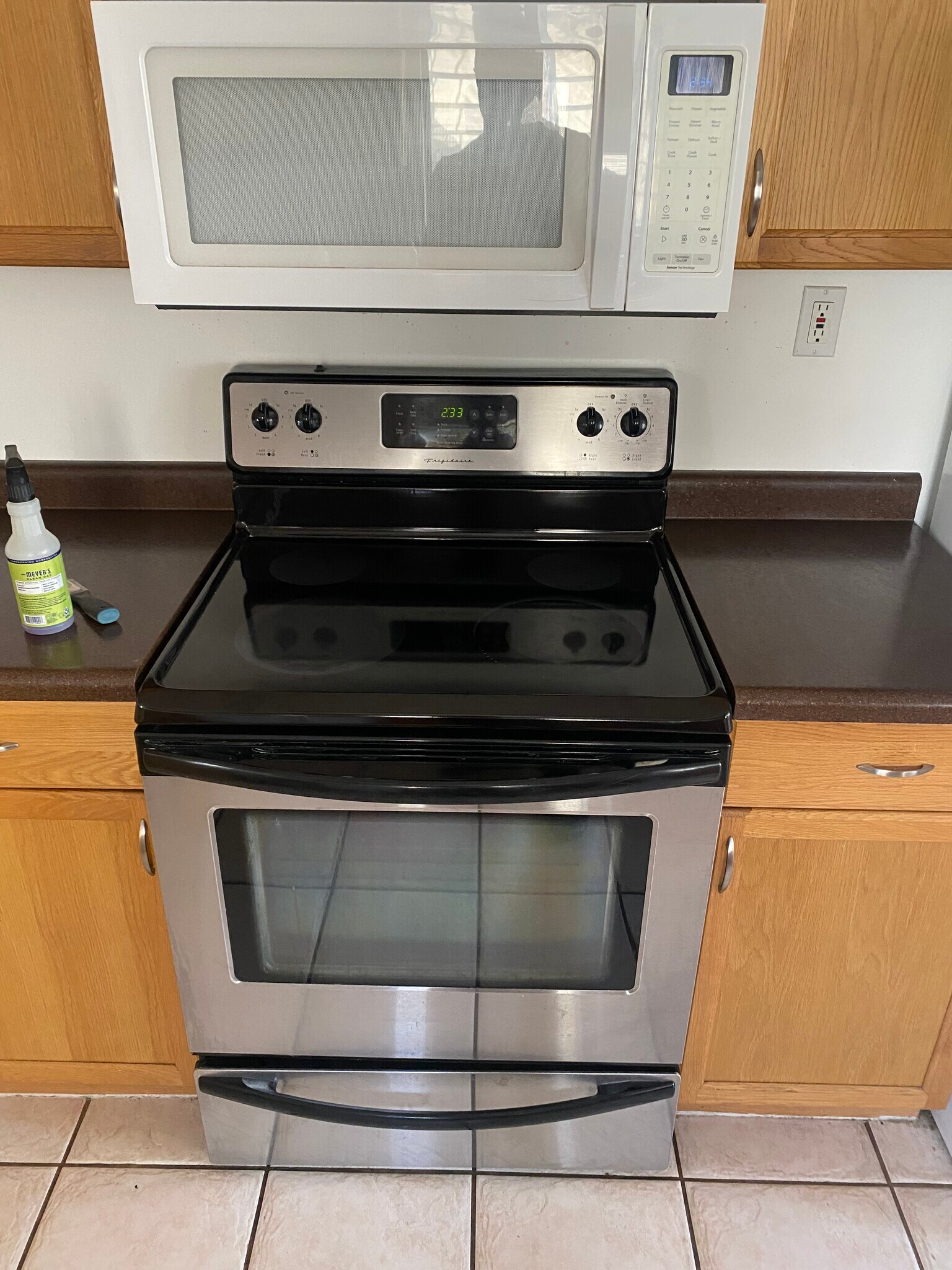 Building Photo - 160 E Leslie Ave