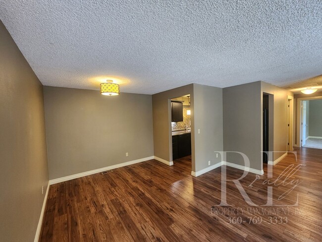 Building Photo - Meticulous 2-Bedroom with Courtyard