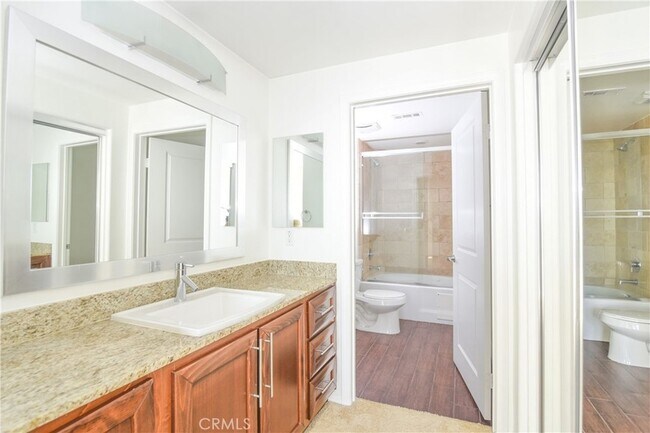 Building Photo - 11925 Kling St