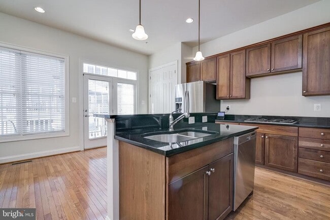 Building Photo - 610 Eden Pl