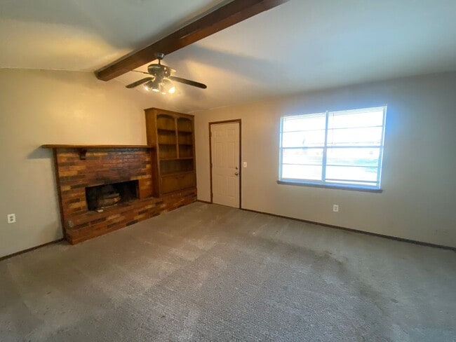 Building Photo - Charming 3 bedroom 1.5 bath