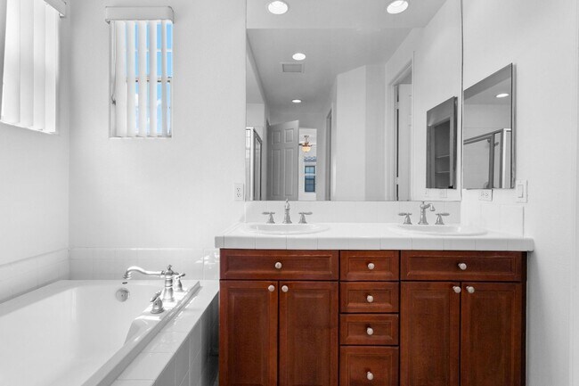 Building Photo - AVAILABLE NOW! GORGEOUS 3 BED / 2.5 BATH in Campanile in Cathedral City!