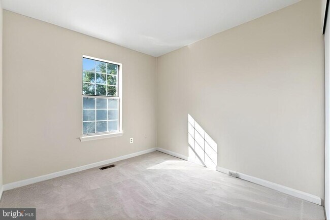 Building Photo - 107 St Charles Square