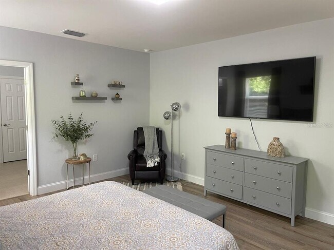 Building Photo - 690 Hadley Pl E