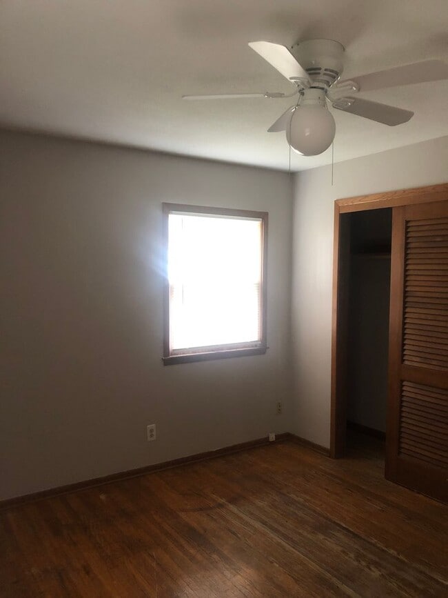 Building Photo - LARGE 3BED/1BATH/GARAGE/YARD - SINGLE FAMI...