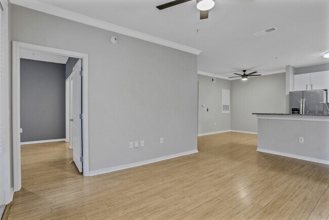 Building Photo - Stunning Remodeled 2 Bedroom Condo in Williams Walk